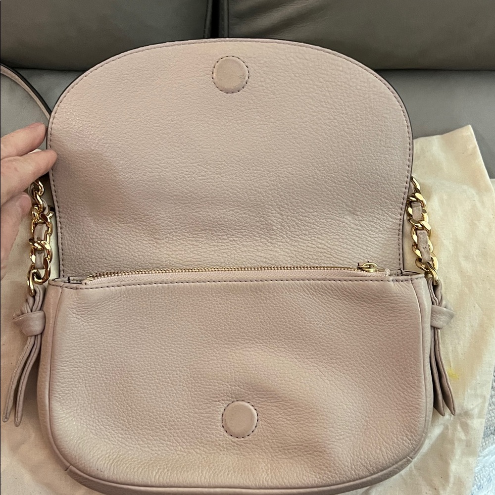 Tory Burch Harper Leather Crossbody Bag 
Bedrock color.  EUC GOLD IN STRAP - Picture 4 of 14